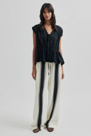 Lie trousers